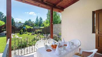 Family House, Multiple Bedrooms, 2 Bathrooms, Lakeside (Lakeside Serenity House) | Outdoor dining