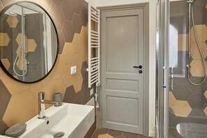 Dusche, Haartrockner, Bidet, Handtücher