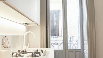 Fridge, oven, stovetop, coffee/tea maker