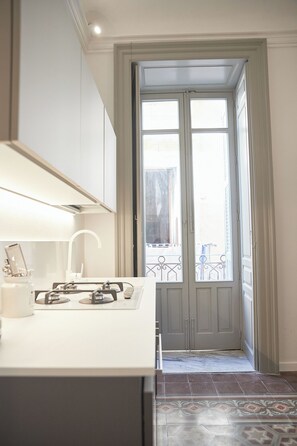 Kühlschrank, Ofen, Herdplatte, Wasserkocher mit Kaffee-/Teezubehör