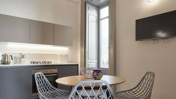 Refrigerador, horno, placa de cocina, cafetera/tetera