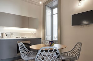 Réfrigérateur, four, plaque de cuisson, cafetière/bouilloire