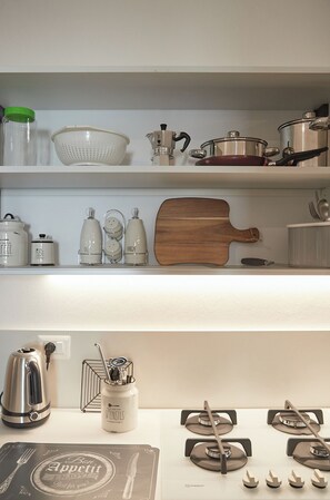 Fridge, oven, stovetop, coffee/tea maker