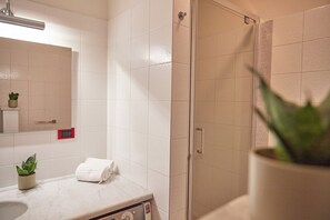 Suihku, hiustenkuivaaja, bidee, pyyhkeet