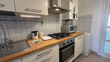 Een koelkast, een microgolfoven, een oven, een kookplaat