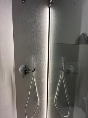 Een douche, een haardroger, een bidet, handdoeken