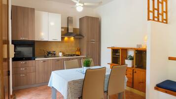 Frigorifero, microonde, forno, piano cottura