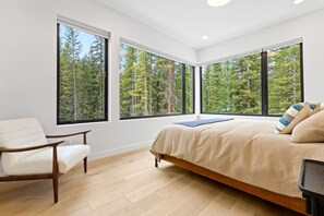 Tabla de planchar con plancha, cuna de viaje, wifi y ropa de cama 