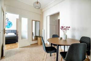Deluxe Apart Daire, Balkon, Şehir Manzaralı | Oturma alanı | Dijital TV kanalları bulunan 50 inç akıllı televizyon, Netflix 