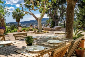 Outdoor dining - Grande Bastide (Cassis)
