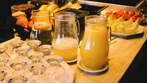 بوفيه فطور مجانًا يوميًا