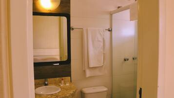 ห้องดีลักซ์ | ห้องน้ำ | ผ้าเช็ดตัว, สบู่, ยาสระผม, กระดาษชำระ