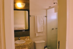 Deluxe Room | Bathroom | Towels, soap, shampoo, toilet paper - HOTEL BARTZ (Camaqua)