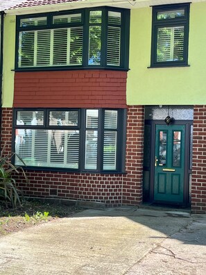 House | Exterior detail - Cardiff - Sleeps 7 - Parking - Jacuzzi - Garden (Cardiff)