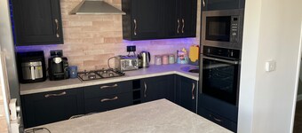 Cardiff - Sleeps 7 - Parking - Jacuzzi - Garden