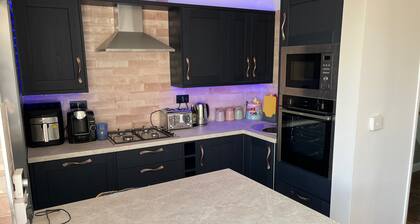Cardiff - Sleeps 7 - Parking - Jacuzzi - Garden