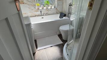 House | Bathroom | Separate bathtub and shower, deep-soaking bathtub, free toiletries