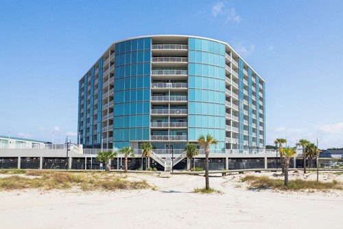 Salty Sands-Cozy 2-bedroom condo with WiFi, fitness room, directly on the beach!