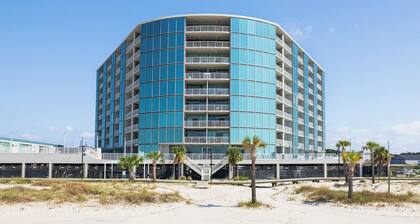 Salty Sands-Cozy 2-bedroom condo with WiFi, fitness room, directly on the beach!