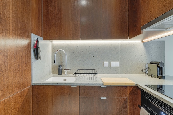 Mini-Kühlschrank, Mikrowelle, Ofen, Herdplatte