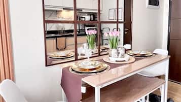 Room, 1 Bedroom, Accessible, Smoking | Dining room
