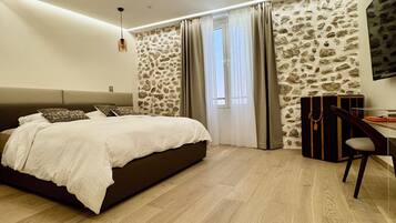 2 bedrooms, in-room safe, desk, iron/ironing board