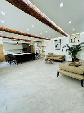 Fernseher, Bücher, Musikbibliothek