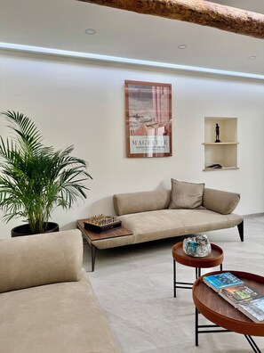 Fernseher, Bücher, Musikbibliothek