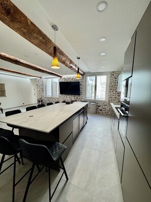 Fridge, microwave, oven, stovetop - Very large, refined apartment in the heart of old Antibes (Antibes)