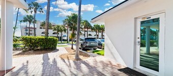 Charming Beachside Retreat in the Heart of Lauderdale-by-the-Sea