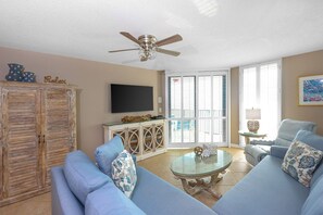 Condo, 2 Bedrooms | Living area