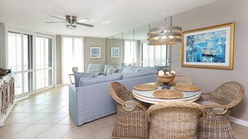Condo, 2 Bedrooms | Dining