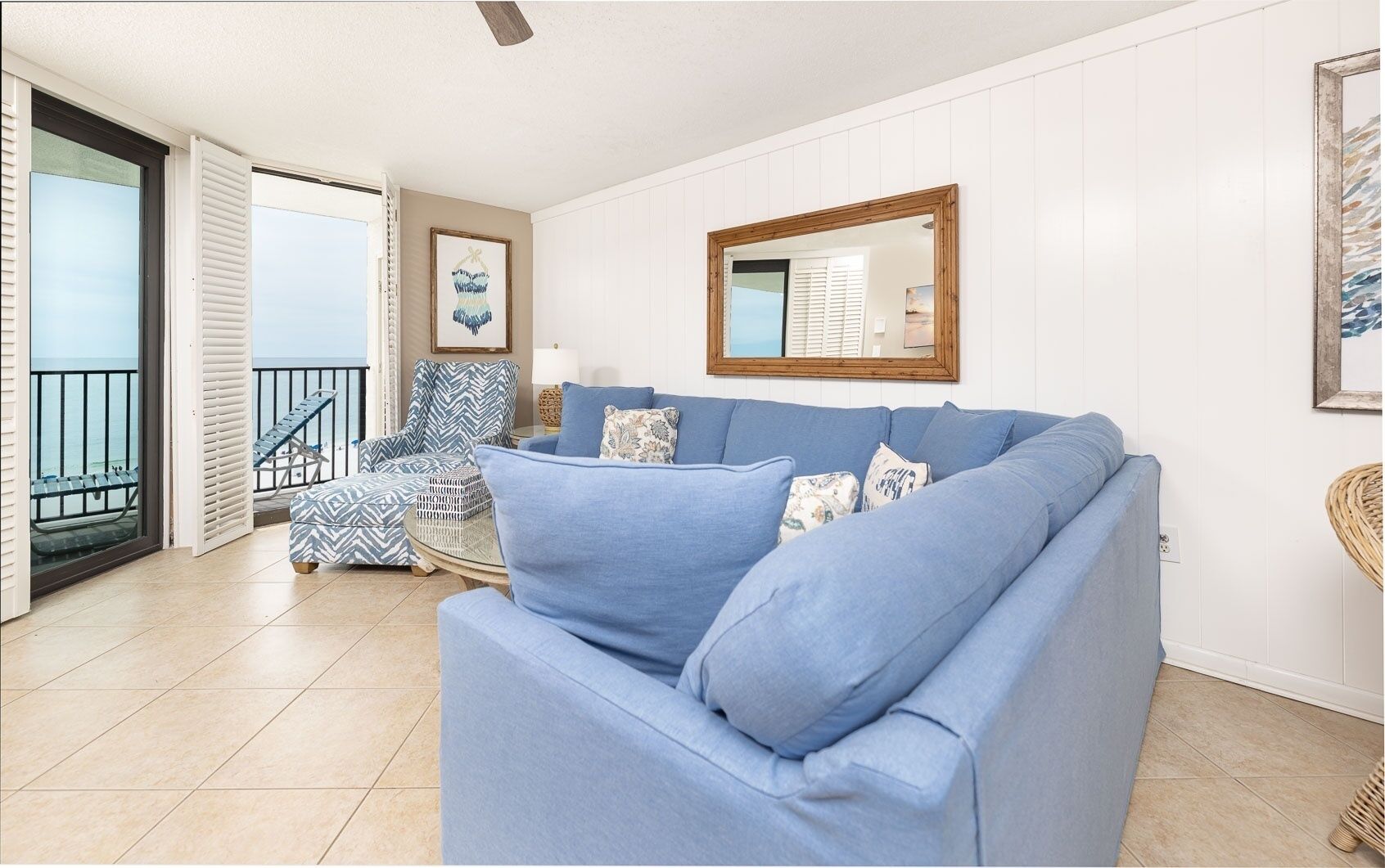 コンドミニアム 2 ベッドルーム | リビング エリア