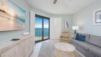 Condo, 2 Bedrooms | Ruang tamu