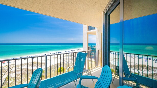 Ein Balkon mit Blick auf Strand und Meer.