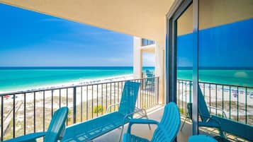 Condo, 2 Bedrooms | Property grounds