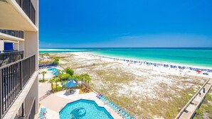 Ein Resort mit Pool, Strand und Meerblick.