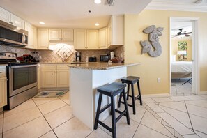 Condo, 2 habitaciones | Cocina privada | Refrigerador, horno y cafetera y tetera 