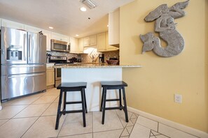 Condo, 2 quartos | Cozinha privada | Geladeira, fogão, cafeteira/chaleira