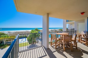 Un balcon avec vue sur la plage et l’océan.