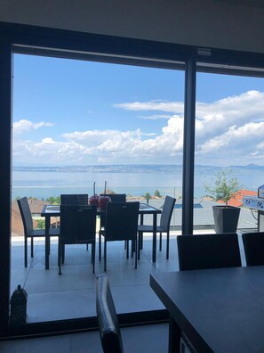 Outdoor dining - •\tElegant villa with pool, between lake and mountains - Évian-les-Bains. (Neuvecelle)