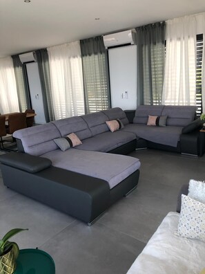 Smart TV - •\tElegant villa with pool, between lake and mountains - Évian-les-Bains. (Neuvecelle)