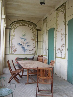 Outdoor dining - Bernard de Cardaillac room at Château de Paulignan (TRAUSSE)