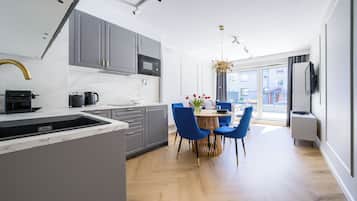 Apartament (8) | Cocina privada | Refrigerador, parrilla de estufa y tetera eléctrica