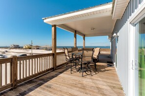 Outdoor dining - Beach Life! Gulf Beachside, 4/2, Pet Friendly, Sleeps 10 (Dauphin Island)
