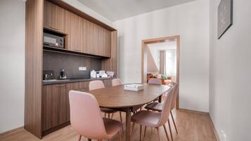Familienapartment | Eigene Küche | Mini-Kühlschrank, Mikrowelle, Herdplatte, Wasserkocher