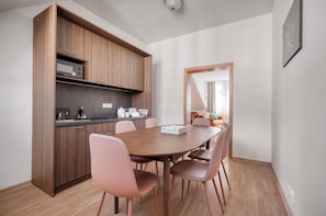 Family Apartment | Private kitchen | Mini-fridge, microwave, stovetop, electric kettle - Anmut by Revelton (Karlovy Vary)