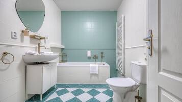 Superior Apartment | Bathroom | Free toiletries, hair dryer, towels, soap