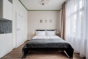 Appartement Deluxe, vue sur la ville | Couette en duvet, bureau, fer et planche à repasser