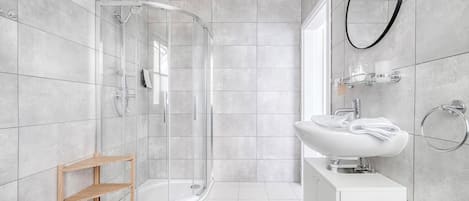 Departamento estándar | Baño | Amenidades de baño gratuitas, secadora de cabello, toallas, jabón